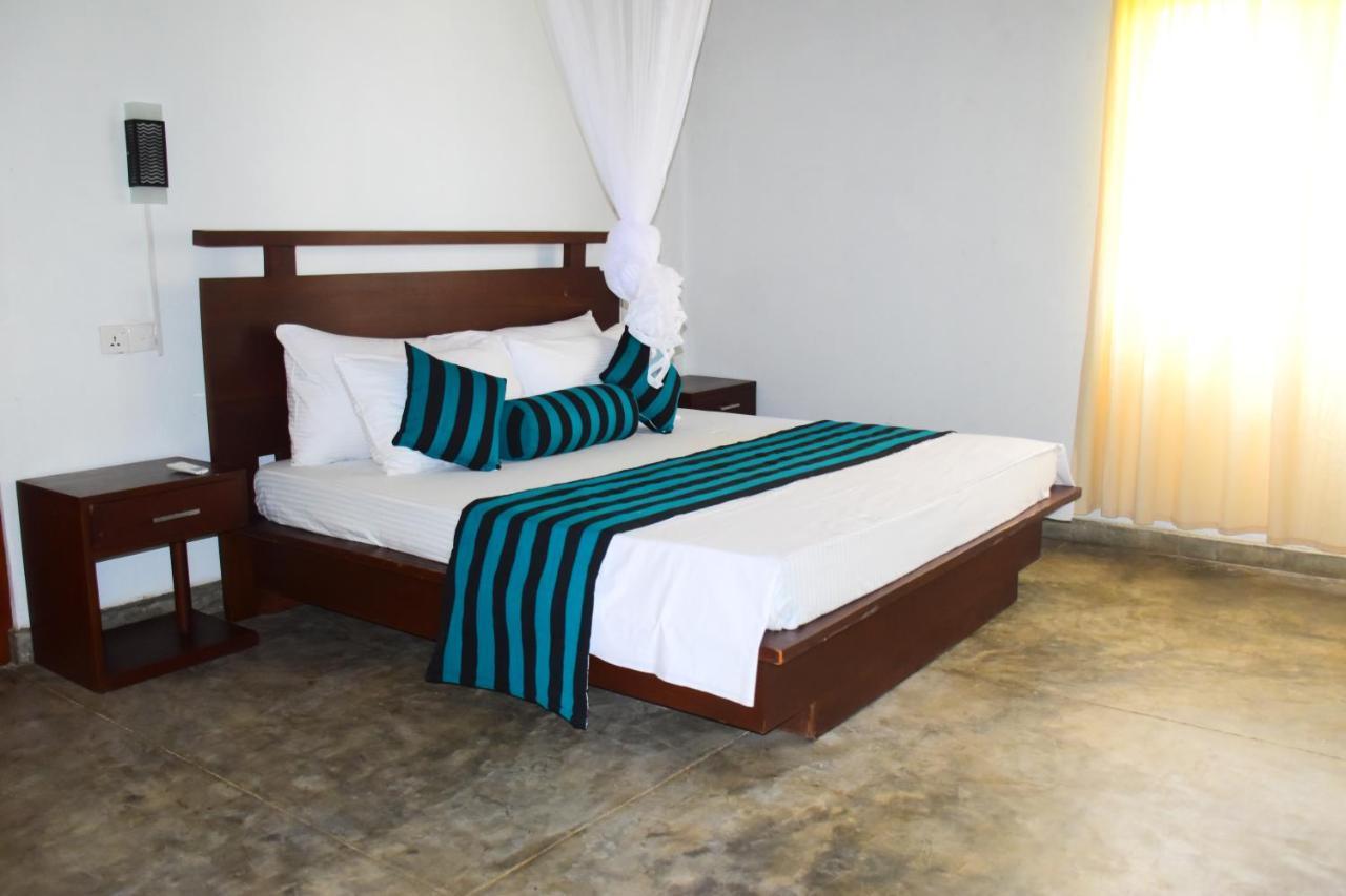 River Edge, Villa *